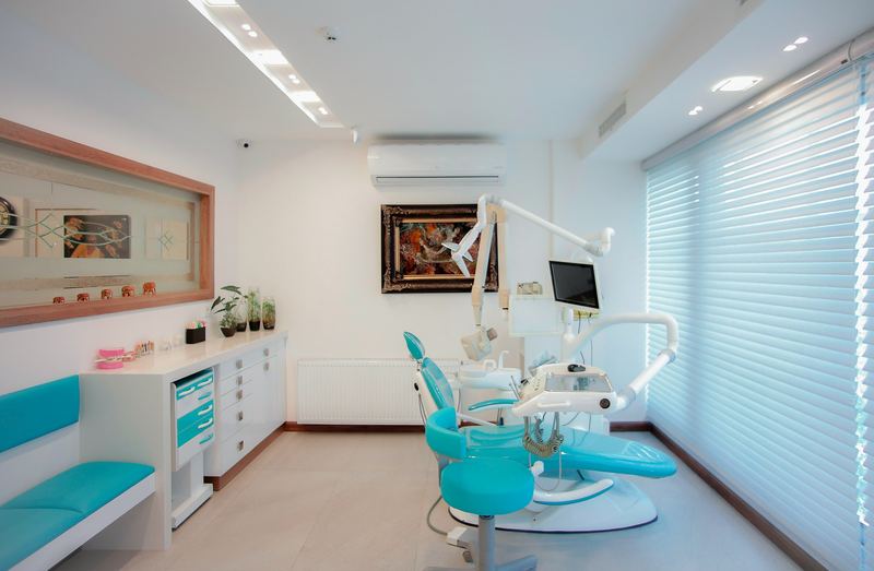 Cabinetul 1, scaun stomatologic turcoaz