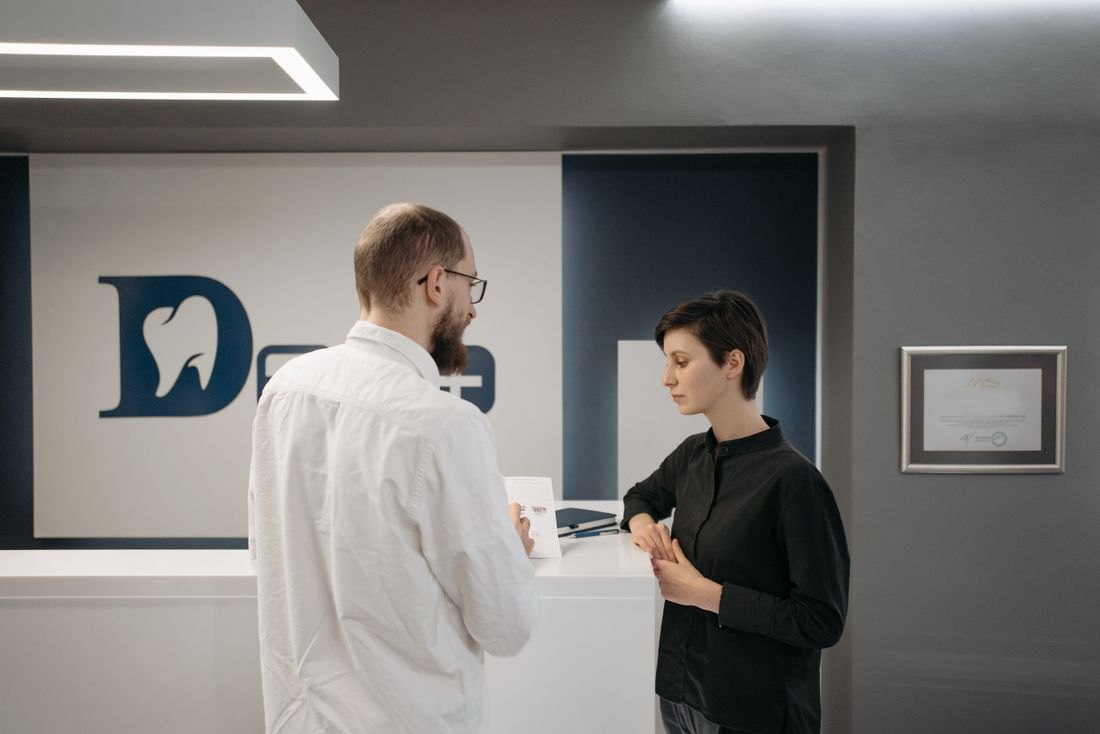 Discuție în recepția unei clinici, fotografie stock ilustrativă