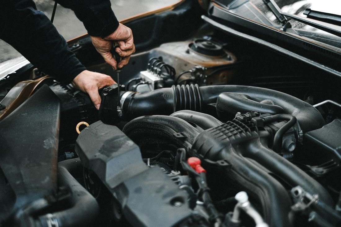 Verificarea componentelor unui motor, fotografie stock ilustrativă